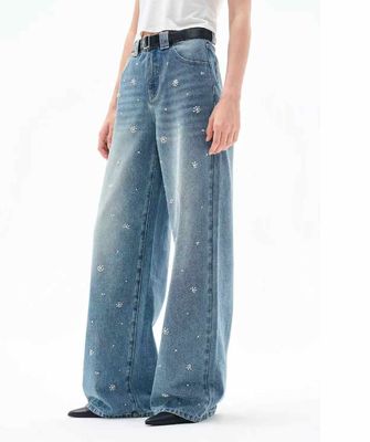 高腰 広い 足 の ジーンズ クラシック な ほめき の シルエット