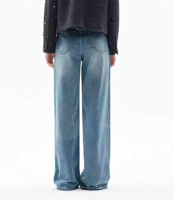 高腰 広い 足 の ジーンズ クラシック な ほめき の シルエット