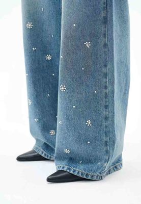 高腰 広い 足 の ジーンズ クラシック な ほめき の シルエット