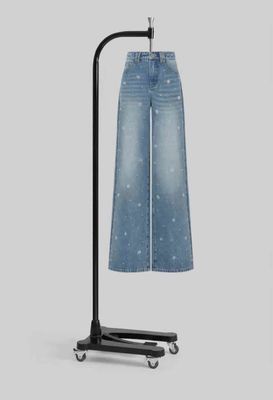 高腰 広い 足 の ジーンズ クラシック な ほめき の シルエット