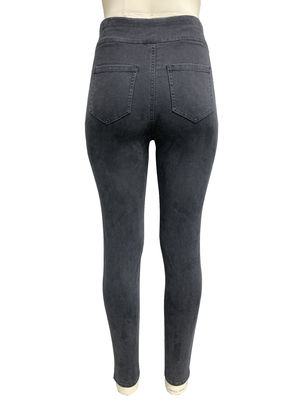 ストレッチ な 女性 の 高層 ジーンズ は 慰め と 支え を もたらす