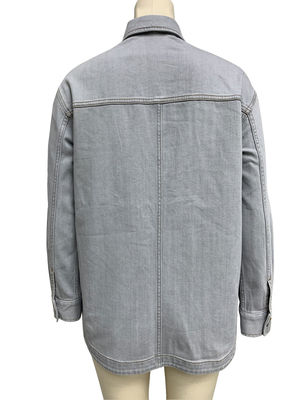 ゆったり な スタイル を 持つ ため に サイズ を 超え て ぴったり な デニム シャツ